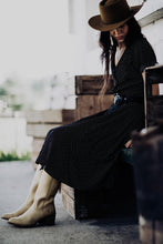 Load image into Gallery viewer, Art Photography-Natural Hues of Beauty
This art photography piece named "Natural Hues of Beauty" was part of a portrait series shot in Texas. This is a limited edition, hand-signed piece with a certificate of authenticity.
E D I T I O N:
1/25