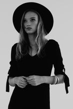 Load image into Gallery viewer, People Art-Forever Young
This piece of people art named "Forever Young" was part of a portrait series shot in studio. This is a limited edition, hand-signed piece with a certificate of authenticity.
E D I T I O N:
1/25